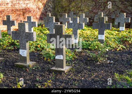 Schwesterngräber in Ursulinen-Gärten, ehemalige Klostergärten, Sittard, Limburg, Niederlande. Stockfoto