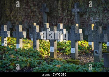 Schwesterngräber in Ursulinen-Gärten, ehemalige Klostergärten, Sittard, Limburg, Niederlande. Stockfoto