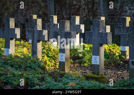 Schwesterngräber in Ursulinen-Gärten, ehemalige Klostergärten, Sittard, Limburg, Niederlande. Stockfoto