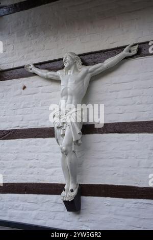 Kreuz jesus christus, auf Fachwerkmauer, Munstergeleen, Limburg, Niederlande. Stockfoto