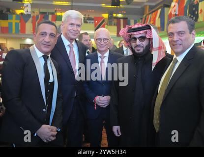 Hamburg, Deutschland. Dezember 2024. Boxen: Abend der Legenden, Galaabend der Legenden, im Hotel Grand Elysee. Im Ballsaal stehen Boxpromoter Ismail Özen (l-r), Michael Otto, Unternehmer und Mäzen der Künste, Peter Tschentscher (SPD), erster Bürgermeister von Hamburg, Turki Al-Sheikh, Saudi-arabischer Geschäftsmann, Sportbeamter und Berater des Königshofes, und Mauricio Sulaiman, Präsident der WBC,. Quelle: Marcus Brandt/dpa/Alamy Live News Stockfoto