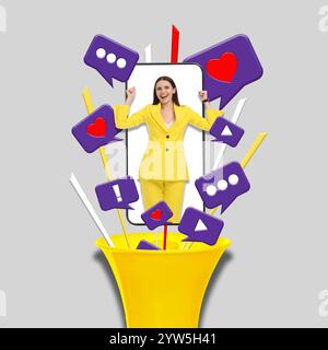 Content Manager, kreative konzeptionelle Collage. Glückliche Geschäftsfrau im Handy, umgeben von Benachrichtigungen, die aus Lautsprechern auf grauem Hintergrund kommen Stockfoto