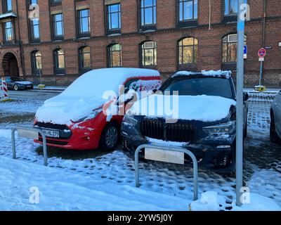 Schneebedeckte Autos in der Speicherstadt. HafenCity, Hamburg, Deutschland. Januar 2024. Stockfoto