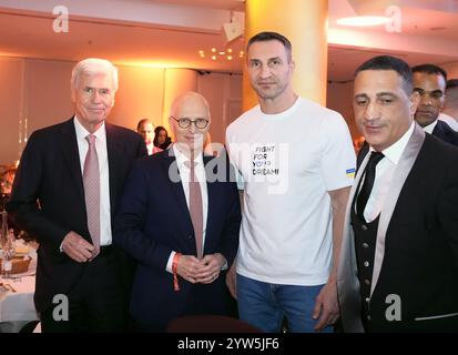 Hamburg, Deutschland. Dezember 2024. Boxen: Abend der Legenden, Galaabend der Legenden, im Hotel Grand Elysee. Michael Otto (l-r), Unternehmer und Mäzen der Künste, Peter Tschentscher (SPD), erster Bürgermeister von Hamburg, Wladimir Klitschko, ehemaliger ukrainischer Boxer und mehrfacher Weltmeister, und Boxpromoter Ismail Özen stehen im Ballsaal. Quelle: Marcus Brandt/dpa/Alamy Live News Stockfoto