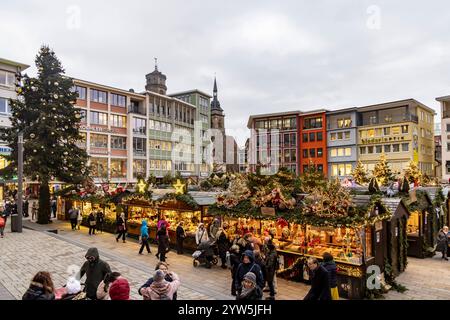 Stuttgarter Weihnachtsmarkt. Die traditionelle Veranstaltung lockt in der Weihnachtszeit jährlich mehr als 3,5 Millionen Menschen aus dem in und Ausland in der Innenstadt von Stuttgart. Marktplatz. // 09.12.2024: Stuttgart, Baden-Württemberg, Deutschland, Europa *** Stuttgarter Weihnachtsmarkt die traditionelle Veranstaltung zieht jedes Jahr zur Weihnachtszeit mehr als 3,5 Millionen Menschen aus dem in- und Ausland in die Stuttgarter Innenstadt Marktplatz 09 12 2024 Stuttgart, Baden Württemberg, Deutschland, Europa Stockfoto