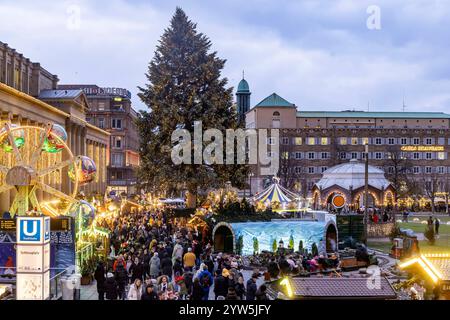 Stuttgarter Weihnachtsmarkt. Die traditionelle Veranstaltung lockt in der Weihnachtszeit jährlich mehr als 3,5 Millionen Menschen aus dem in und Ausland in der Innenstadt von Stuttgart. // 09.12.2024: Stuttgart, Baden-Württemberg, Deutschland, Europa *** Stuttgarter Weihnachtsmarkt die traditionelle Veranstaltung zieht jedes Jahr mehr als 3,5 Millionen Menschen aus dem in- und Ausland in die Stuttgarter Innenstadt. 09 12 2024 Stuttgart, Baden Württemberg, Deutschland, Europa Stockfoto