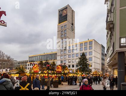 Stuttgarter Weihnachtsmarkt. Die traditionelle Veranstaltung lockt in der Weihnachtszeit jährlich mehr als 3,5 Millionen Menschen aus dem in und Ausland in der Innenstadt von Stuttgart. Rathaus mit Marktplatz. // 09.12.2024: Stuttgart, Baden-Württemberg, Deutschland, Europa *** Stuttgarter Weihnachtsmarkt die traditionelle Veranstaltung zieht jedes Jahr zur Weihnachtszeit mehr als 3,5 Millionen Menschen aus dem in- und Ausland in die Stuttgarter Innenstadt. Rathaus mit Marktplatz 09 12 2024 Stuttgart, Baden Württemberg, Deutschland, Europa Stockfoto