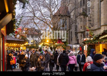 Stuttgarter Weihnachtsmarkt. Die traditionelle Veranstaltung lockt in der Weihnachtszeit jährlich mehr als 3,5 Millionen Menschen aus dem in und Ausland in der Innenstadt von Stuttgart. // 09.12.2024: Stuttgart, Baden-Württemberg, Deutschland, Europa *** Stuttgarter Weihnachtsmarkt die traditionelle Veranstaltung zieht jedes Jahr mehr als 3,5 Millionen Menschen aus dem in- und Ausland in die Stuttgarter Innenstadt. 09 12 2024 Stuttgart, Baden Württemberg, Deutschland, Europa Stockfoto