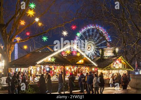 Stuttgarter Weihnachtsmarkt. Die traditionelle Veranstaltung lockt in der Weihnachtszeit jährlich mehr als 3,5 Millionen Menschen aus dem in und Ausland in der Innenstadt von Stuttgart. // 09.12.2024: Stuttgart, Baden-Württemberg, Deutschland, Europa *** Stuttgarter Weihnachtsmarkt die traditionelle Veranstaltung zieht jedes Jahr mehr als 3,5 Millionen Menschen aus dem in- und Ausland in die Stuttgarter Innenstadt. 09 12 2024 Stuttgart, Baden Württemberg, Deutschland, Europa Stockfoto