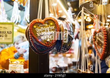 Stuttgarter Weihnachtsmarkt. Die traditionelle Veranstaltung lockt in der Weihnachtszeit jährlich mehr als 3,5 Millionen Menschen aus dem in und Ausland in der Innenstadt von Stuttgart. // 09.12.2024: Stuttgart, Baden-Württemberg, Deutschland, Europa *** Stuttgarter Weihnachtsmarkt die traditionelle Veranstaltung zieht jedes Jahr mehr als 3,5 Millionen Menschen aus dem in- und Ausland in die Stuttgarter Innenstadt. 09 12 2024 Stuttgart, Baden Württemberg, Deutschland, Europa Stockfoto