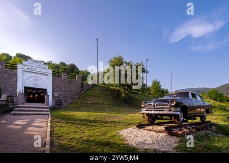 Mokra Gora, Serbien - 22. Juni. 2023: Eintritt zum Bahnhof und Museum der Schmalspurbahn Sargan 8 mit Retro-Wagen auf Schienen. Stockfoto