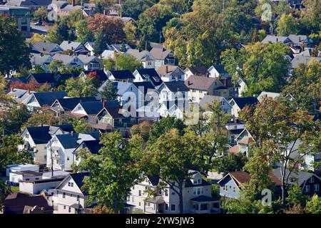 Aerial view of Lakewood, Ohio, west of downtown Cleveland, fall 2024 Stockfoto