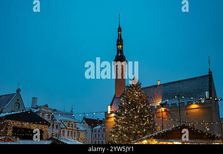 Weihnachtsmarkt am Rathausplatz in der Altstadt von Tallinn. Stockfoto