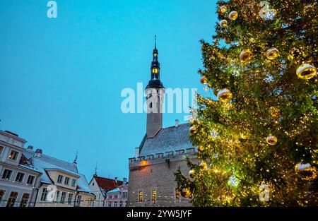 Weihnachtsmarkt am Rathausplatz in der Altstadt von Tallinn. Stockfoto