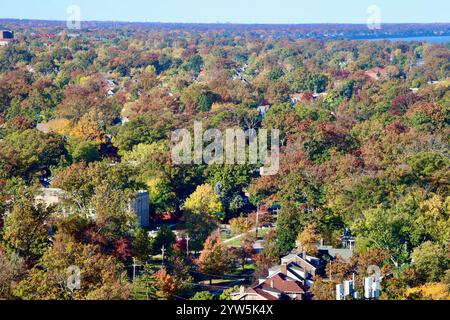 Aerial view of Lakewood, Ohio, west of downtown Cleveland, fall 2024 Stockfoto