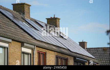 Privatgebäude mit Solarpaneelen auf dem Dach, Niederlande. Stockfoto