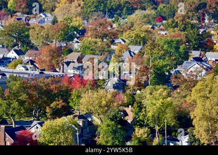 Aerial view of Lakewood, Ohio, west of downtown Cleveland, fall 2024 Stockfoto