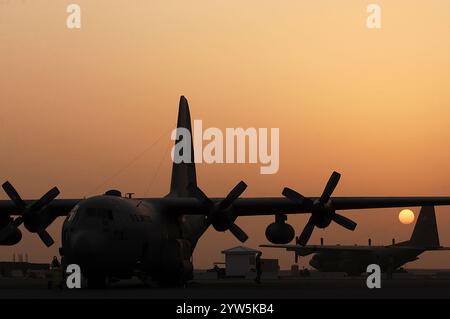 C-130 Herkules-Flugzeuge stehen für Missionen auf einem Luftwaffenstützpunkt im Persischen Golf bereit. Diese Flugzeuge werden dazu beitragen, Koalitionstruppen und Ausrüstung zu bewegen Stockfoto