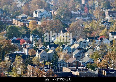 Aerial view of Lakewood, Ohio, west of downtown Cleveland, fall 2024 Stockfoto
