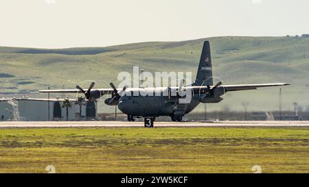 Eine C-130 Hercules vom 152. Luftbrücke der Nevada Air National Guard führt Flugoperationen auf der Travis Air Force Base, Kalifornien, 13. Januar 2017 durch. T Stockfoto