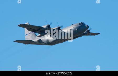 Eine C-130 Hercules vom 152. Luftbrücke der Nevada Air National Guard führt Flugoperationen auf der Travis Air Force Base, Kalifornien, 13. Januar 2017 durch. T Stockfoto