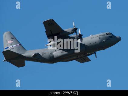 Eine C-130 Hercules vom 152. Luftbrücke der Nevada Air National Guard führt Flugoperationen auf der Travis Air Force Base, Kalifornien, 13. Januar 2017 durch. T Stockfoto