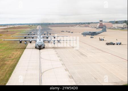 Airmen, die dem 139. Airlift-Flügel der Missouri Air National Guard zugeteilt wurden, führten eine Massengeneration von sieben C-130 Hercules Ai durch Stockfoto