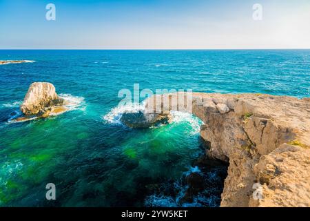 Love Bridge in der Nähe von Ayia Napa auf Zypern. Natürliche Felsbogenbildung Bridge of Lovers am Cape Greco. Meereshöhlen an der Küste zwischen Agia Napa und Cavo Gr Stockfoto