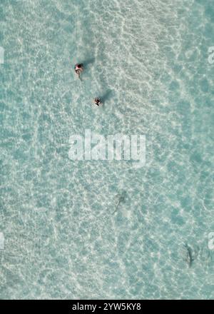 Blick aus der Vogelperspektive von oben nach unten auf Dolphin Crystal Water Stockfoto