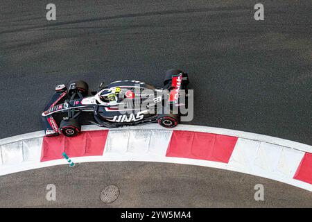 Yas Marina, Rieti, Abu Dhabi. Dezember 2024. Nico Hulkenberg (DE) - MoneyGram Haas F1 Team - Haas VF-24 - Ferrari. Während der Samstagssitzung der Formel 1 Etihad Airways Abu Dhabi Grand Prix 2024, Yas Marina, Abu Dhabi 6-8 Dezember 2024 (Credit Image: © Alessio de Marco/ZUMA Press Wire) NUR REDAKTIONELLE VERWENDUNG! Nicht für kommerzielle ZWECKE! Stockfoto