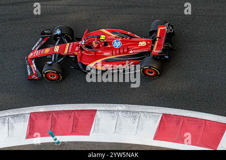 Yas Marina, Rieti, Abu Dhabi. Dezember 2024. Carlos Sainz Jr. (ESP) - Scuderia Ferrari - Ferrari SF-24 - Ferrari. Während der Samstagssitzung der Formel 1 Etihad Airways Abu Dhabi Grand Prix 2024, Yas Marina, Abu Dhabi 6-8 Dezember 2024 (Credit Image: © Alessio de Marco/ZUMA Press Wire) NUR REDAKTIONELLE VERWENDUNG! Nicht für kommerzielle ZWECKE! Stockfoto