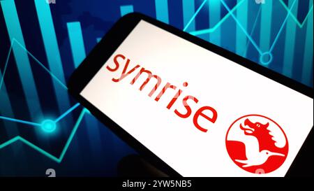 Konskie, Polen - 08. Dezember 2024: Das Firmenlogo von Symrise wird auf dem Mobiltelefon angezeigt Stockfoto