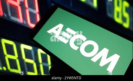 Konskie, Polen - 08. Dezember 2024: Das Firmenlogo von AECOM wird auf dem Mobiltelefon angezeigt Stockfoto