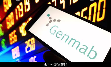 Konskie, Polen - 08. Dezember 2024: Das Firmenlogo von Genmab wird auf dem Mobiltelefon angezeigt Stockfoto