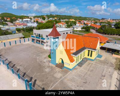Ecksteinkirche aus der Vogelperspektive auf der Laufferstraat im Zentrum von Otrobanda in Willemstad, Curacao. Das historische Willemstad gehört zum UNESCO-Weltkulturerbe Stockfoto