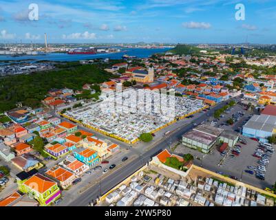 Santa Famia Kirche und Friedhof aus der Vogelperspektive im Zentrum von Otrobanda in Willemstad, Curacao. Das historische Willemstad gehört zum UNESCO-Weltkulturerbe. Stockfoto