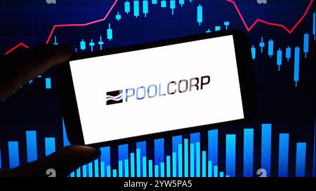 Konskie, Polen - 08. Dezember 2024: Das Firmenlogo POOLCORP wird auf dem Mobiltelefon angezeigt Stockfoto