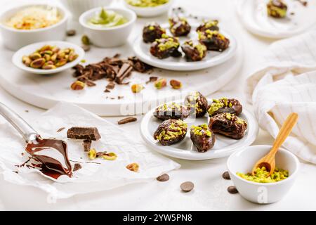 Zubereitung eines exquisiten Desserts, Datteln gefüllt mit Pistazien-Mousse, Alternative zur beliebten Dubai Schokoladenriegel Stockfoto