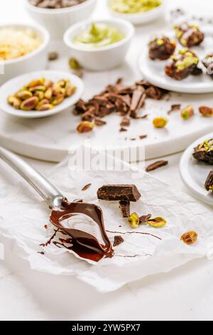 Zubereitung eines exquisiten Desserts, Datteln gefüllt mit Pistazien-Mousse, Alternative zur beliebten Dubai Schokoladenriegel Stockfoto