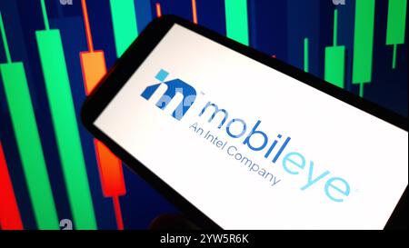 Konskie, Polen - 08. Dezember 2024: Mobileye Firmenlogo auf dem Mobiltelefon Stockfoto