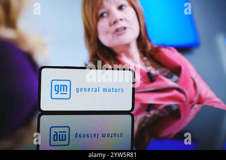 General Motors Logo und CEO Mary Barra. Dezember 2024 Stockfoto