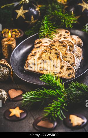 Weihnachtsstollen auf hölzernem Hintergrund. Traditionelles deutsches Weihnachtsdessert mit Nüssen, Rosinen mit Marzipan Stockfoto