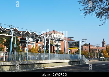 LOS ANGELES, KALIFORNIEN - 4. Dezember 2024: Haltestelle Expo Vermont der Metro-Linie am Exposition Park und der University of Southern California, USC. Stockfoto