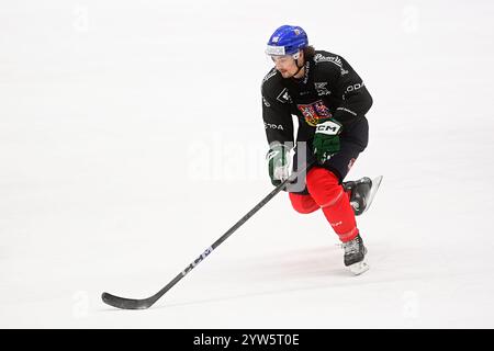 Pardubice, Tschechische Republik. Dezember 2024. David Tomasek nimmt am Training der tschechischen Nationalmannschaft vor den Schweizer Hockeyspielen Teil, Teil der Euro Hockey Tour, am 9. Dezember 2024 in Pardubice, Tschechien. Quelle: Josef Vostarek/CTK Photo/Alamy Live News Stockfoto