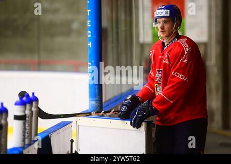 Pardubice, Tschechische Republik. Dezember 2024. Dominik Kubalik nimmt am Training der tschechischen Nationalmannschaft vor den Schweizer Hockeyspielen Teil, die Teil der Euro Hockey Tour sind, am 9. Dezember 2024 in Pardubice, Tschechien. Quelle: Josef Vostarek/CTK Photo/Alamy Live News Stockfoto