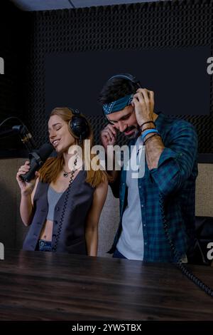 Hipster-Mann und -Frau spielen Sängeraufnahmen ab Stockfoto