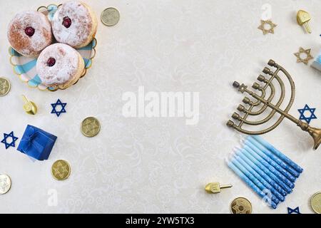 Rahmen für die Hanukkah-Feier. Flache Lagen Stockfoto