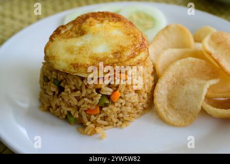 Nasi Goreng authentischer indonesischer gebratener Reis mit einem Ei und Krupuk Cracker Stockfoto