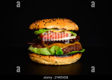 Hamburger oder Cheeseburger Gourmet-Wagyu-Burger mit gegrilltem Rindfleisch, Tomaten, Salat, Zwiebeln, Speck und Cheddar-Käse in einem Sesam-Brötchen Stockfoto