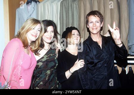 JUNI 2001 – K21700NP BUCH „HOLLYWOOD MOMS“. SAKS 5TH AVE BEVERLY HILLS, CA 26.04.01.JOELY FISHER. TRCIA LEIGH FISHER. CARRIE FISHER. JAIME LEE CURTIS (Foto: © Nina Prommer/ZUMA Press Wire) NUR REDAKTIONELLE VERWENDUNG! Nicht für kommerzielle ZWECKE! Stockfoto